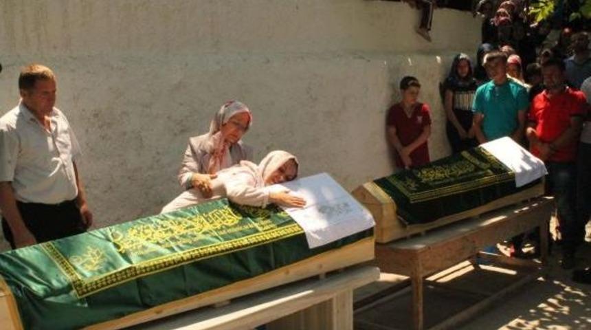 Denizde Boğulan 2 Kuzen Yanyana Toprağa Verildi