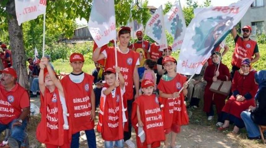 Kocaeli'de Işçilere Desteğe Giden Sendikacı Ve Işçi Ailelerine Polis Barikatı