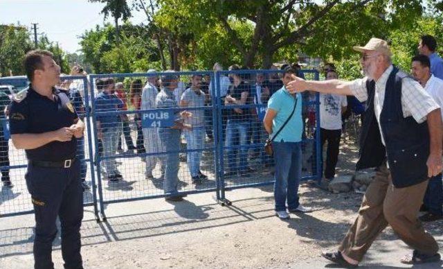 Kocaeli'de Işçilere Desteğe Giden Sendikacı Ve Işçi Ailelerine Polis Barikatı