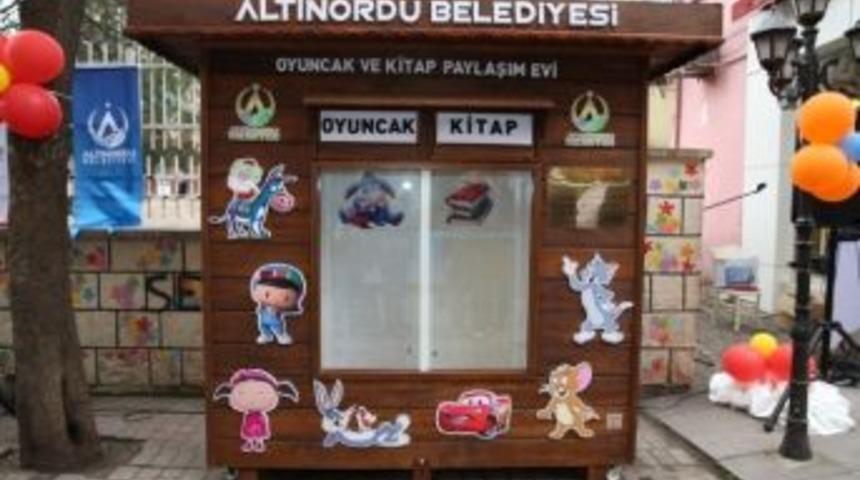 &Ccedil;ocuklara Kumbaradan Kitap Ve Oyuncak