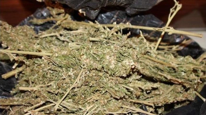 Gaziantep’te 40 Kilo Esrar Ve Kaçak Sigaralar Ele Geçirildi