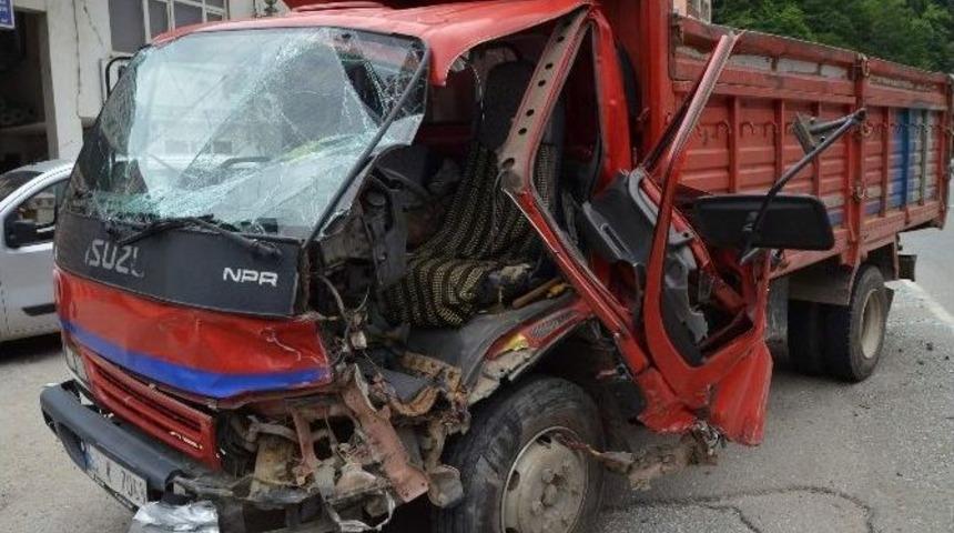 Trabzon’da Trafik Kazası: 2 Yaralı