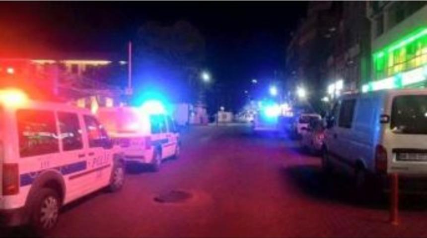 Valilik &Ouml;n&uuml;nde Ş&uuml;pheli &Ccedil;anta Paniği