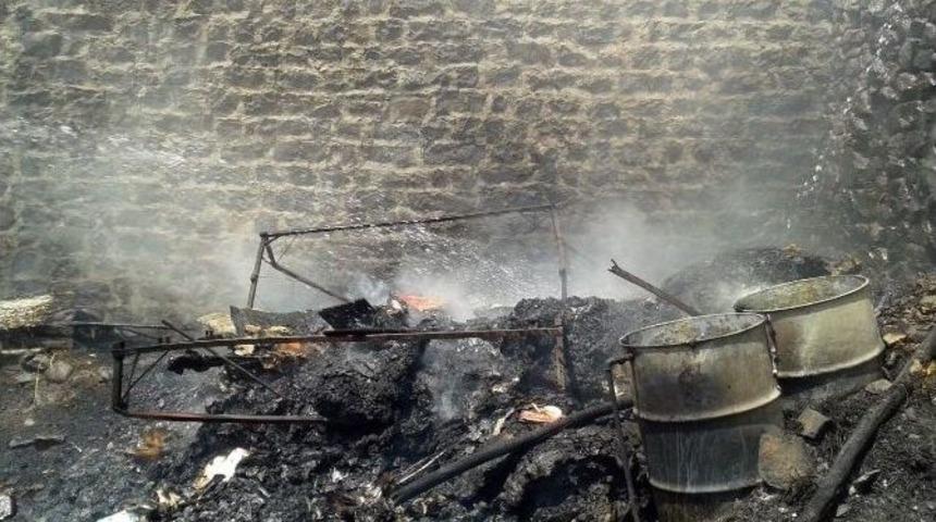 Harabe Evde Yangın &Ccedil;ıktı