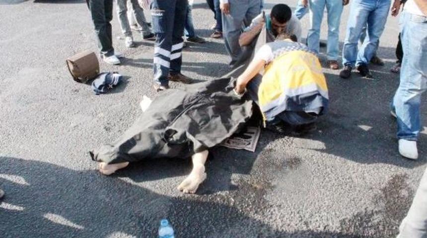 Otomobilin &Ccedil;arptığı Motosikletten Savrulan Kadın Kamyonun Altında Kaldı