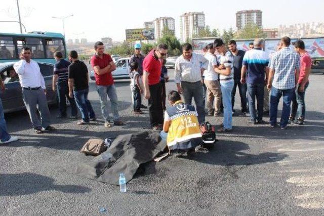 Otomobilin Çarptığı Motosikletten Savrulan Kadın Kamyonun Altında Kaldı