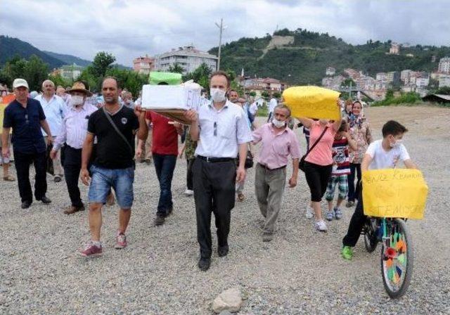 Giresun’Da Tabutlu Çöp Protestosu