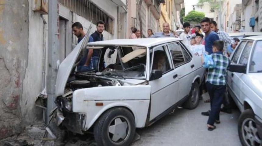 Freni Boşalan Otomobil Elektrik Direğine &Ccedil;arptı: 7 Yaralı