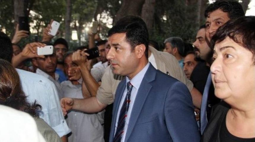 Demirtaş, Suru&ccedil;&rsquo;ta Patlamanın Olduğu Yerde A&ccedil;ıklamalarda Bulundu