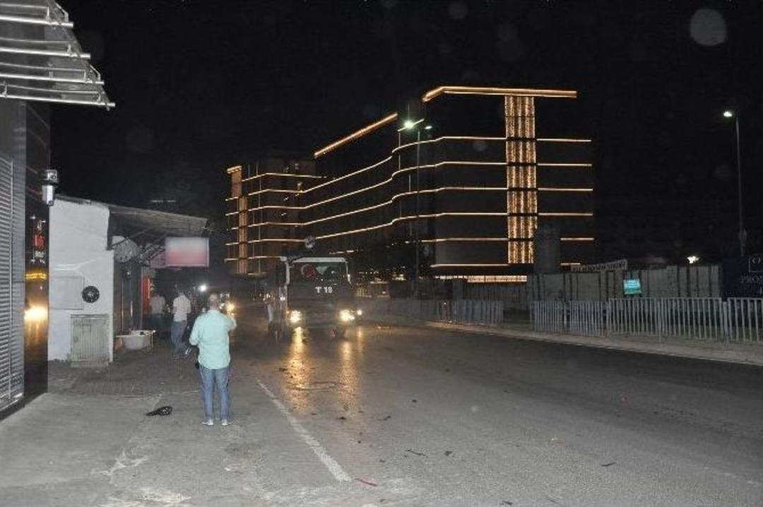 Eylemciler Akaryakıt İstasyonun Taşladı