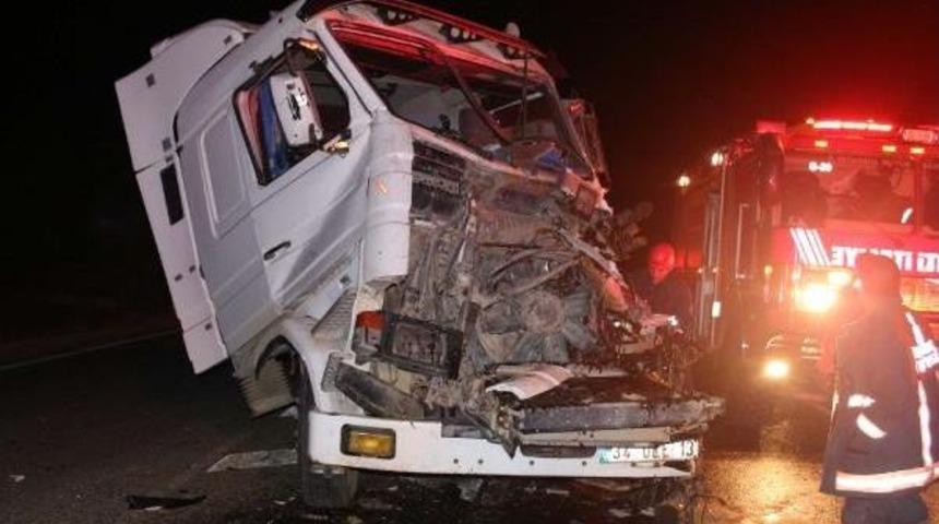 Hafriyat Kamyonu &Ouml;n&uuml;nde Seyreden Kamyona &Ccedil;arptı: 1 Ağır Yaralı