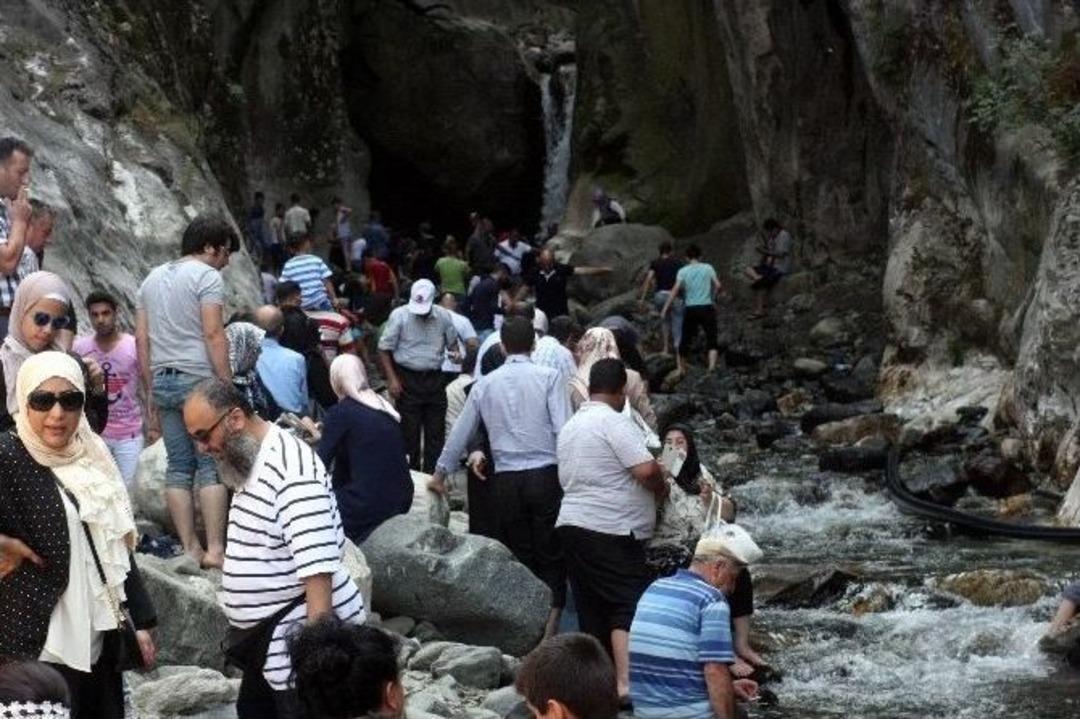 (&ouml;zel Haber) Sıcaktan Bunalan Vatandaşlar Buz Gibi Şelalede Serinliyor
