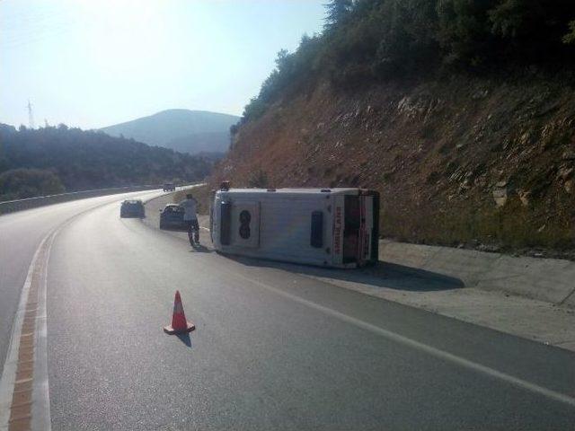 Osmaneli 112 Acil Servis Ambulansı Dönüş Yolunda Kaza Yaptı