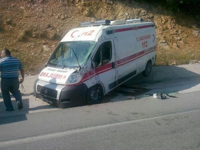 Osmaneli 112 Acil Servis Ambulansı Dönüş Yolunda Kaza Yaptı