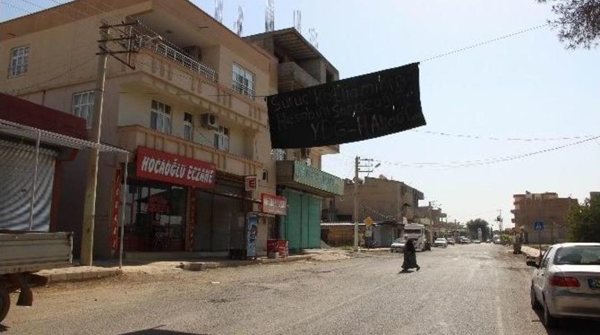 Suru&ccedil;&rsquo;ta Ev Ve İş Yerlerine Siyah &Ouml;rt&uuml;ler Asıldı