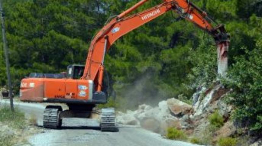 Alanya&rsquo;da Yol Bakım Onarım &Ccedil;alışmaları Devam Ediyor