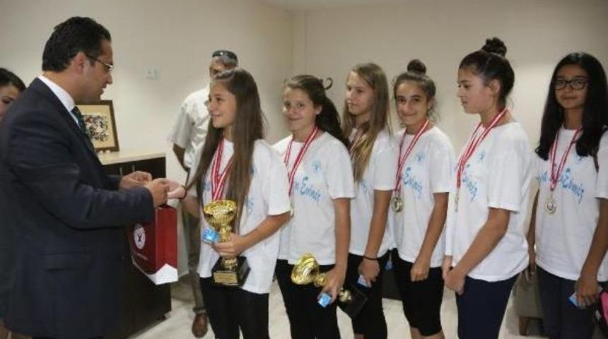 Bornova Belediyespor Minik Hentbol Takımından &Ccedil;ifte Kupa