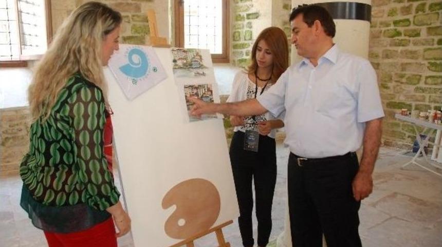 Gen&ccedil; Ressamlar &Uuml;nye&rsquo;yi Resmetmeye Geldi