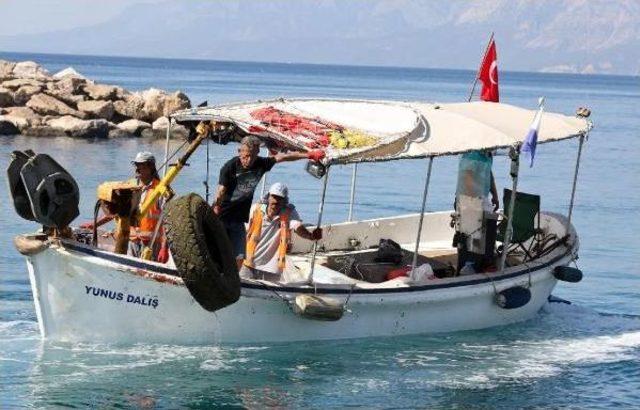 Kaleiçi Yat Limanı'nda Deniz Dibi Temizliği