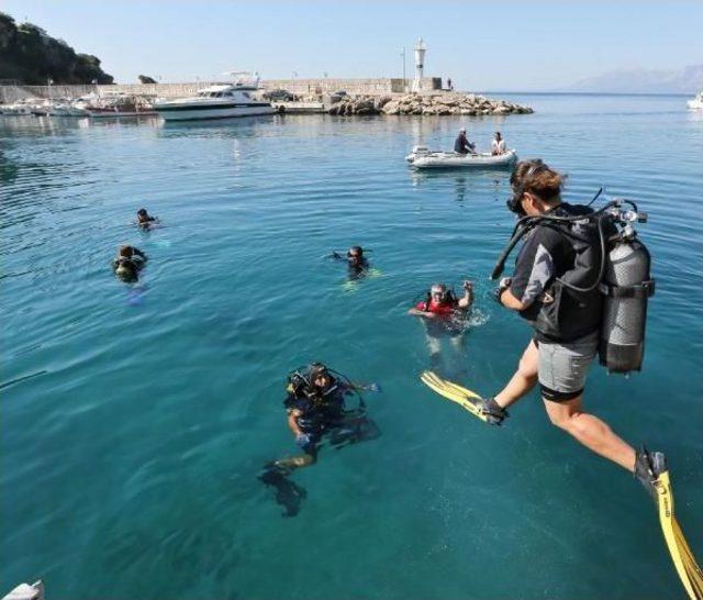 Kaleiçi Yat Limanı'nda Deniz Dibi Temizliği