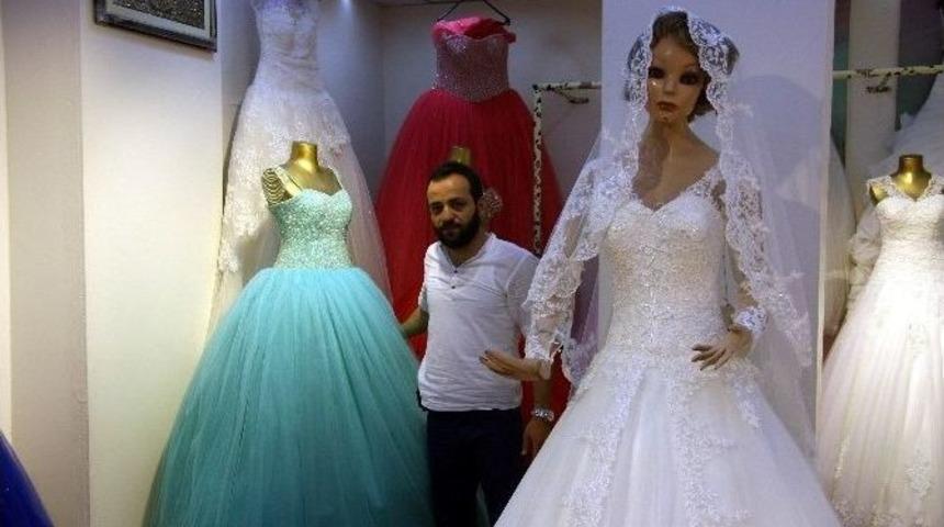 Kilis&rsquo;te Gelinlik Satan Mağazalar D&uuml;ğ&uuml;n Mevsiminde Hareketli