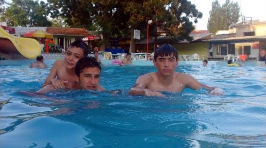 Sıcaktan Bunalanlar A&ccedil;ık Havuzlara Koşuyor