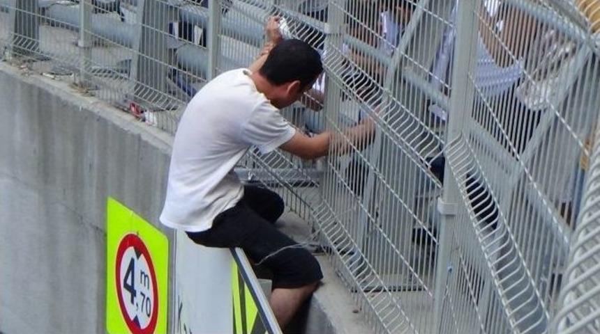 İntihara Kalkışan Şahsı Polis Korkuluklara Kelep&ccedil;eledi