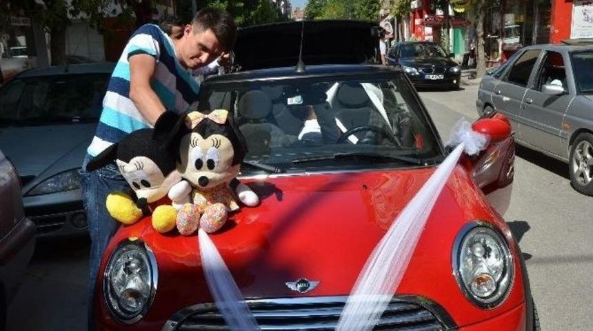 Arabalar D&uuml;ğ&uuml;nlere Hazırlanıyor