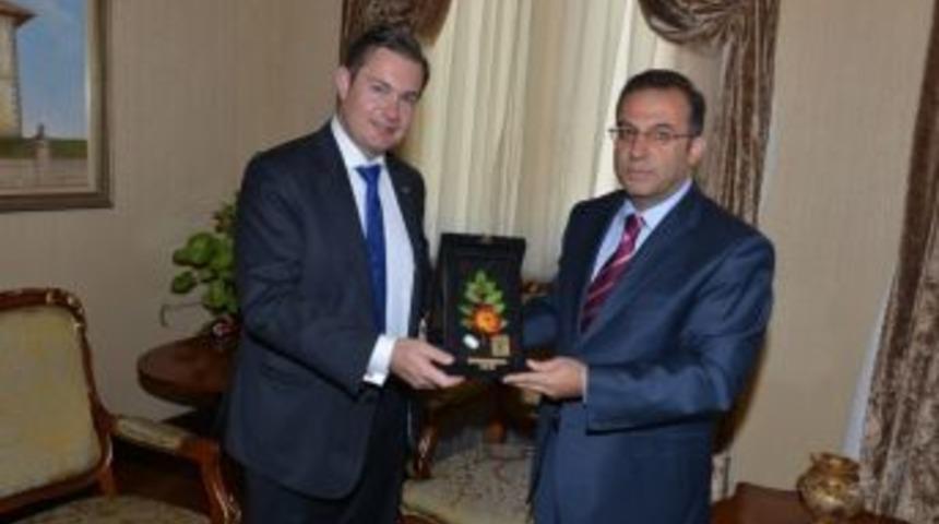 B&uuml;y&uuml;lel&ccedil;i Jonathan Curr, Vali T&uuml;rker&rsquo;i Ziyaret Etti