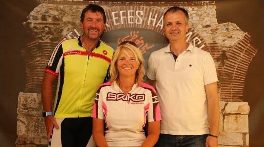 Efes Hayranı &Ccedil;ılgın &Ccedil;ift Almanya&rsquo;dan İzmir&rsquo;e Pedal &Ccedil;evirdi