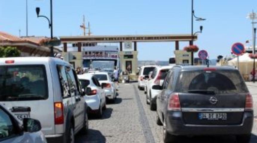 Bayramda &Ccedil;anakkale Boğazından 77 Bin Ara&ccedil; Ge&ccedil;ti