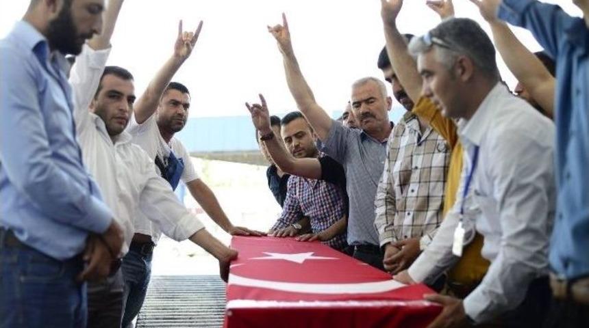 &Uuml;lk&uuml;c&uuml;ler, T&uuml;rkmen Cephesinde Savaşırken Can Veren Arkadaşlarını Yolcu Etti