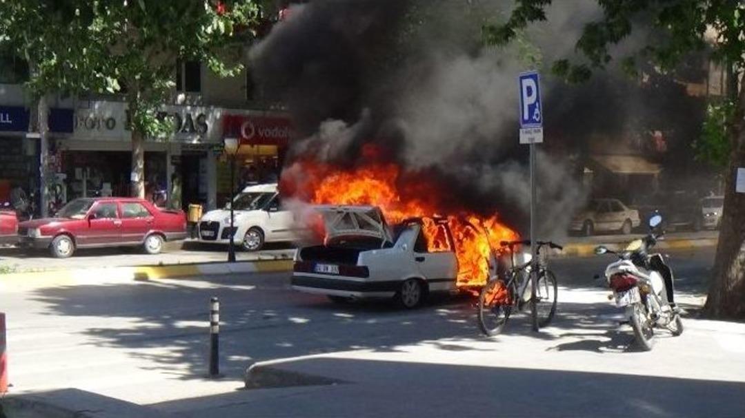 Erzincan&rsquo;da Park Halindeki Ara&ccedil; Alev Alev Yandı