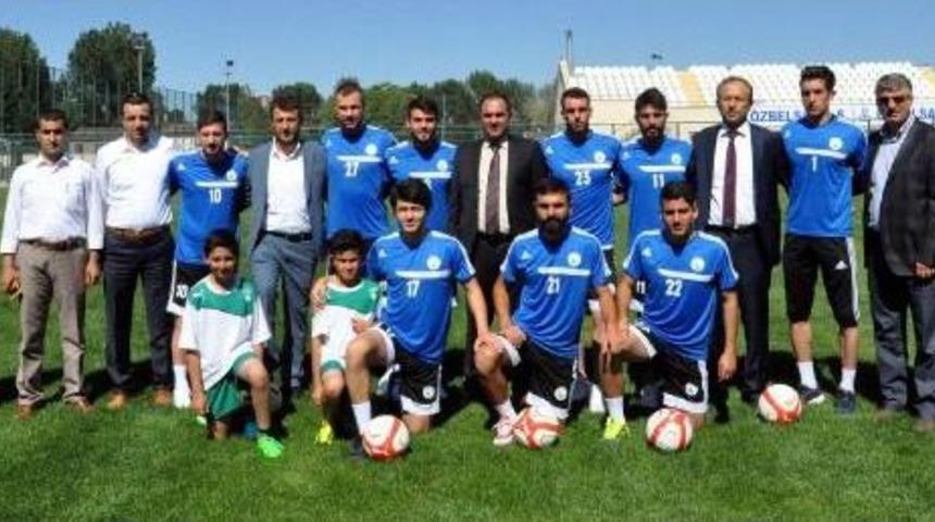 Sivas Belediyespor 9 Futbolcuyla S&ouml;zleşme Imzaladı