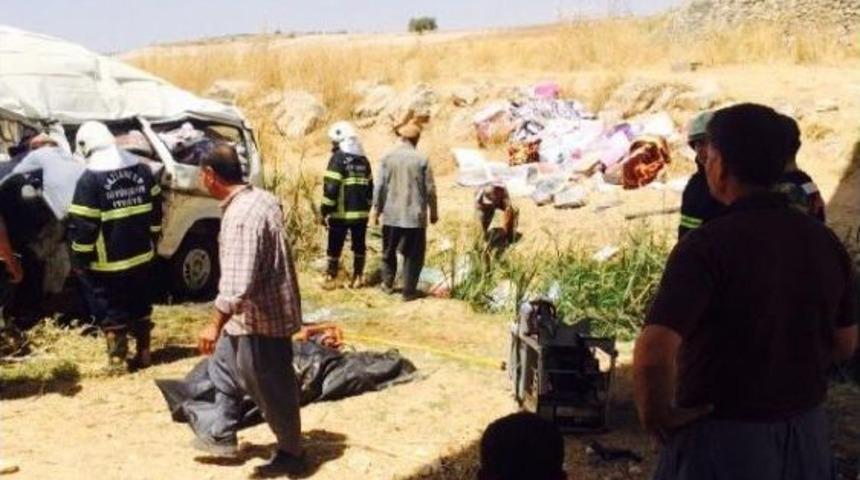 Devrilen Minib&uuml;s&uuml;n S&uuml;r&uuml;c&uuml;s&uuml; &Ouml;ld&uuml;