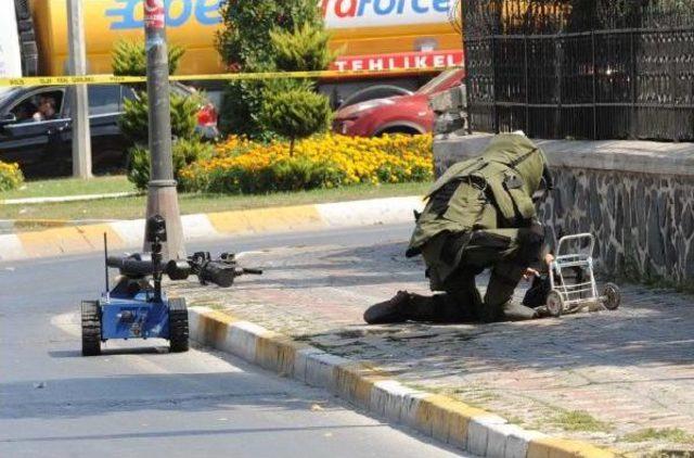 Eyüp'te Bomba Imha Robotu Ile Şüpheli Çantaya Müdahale