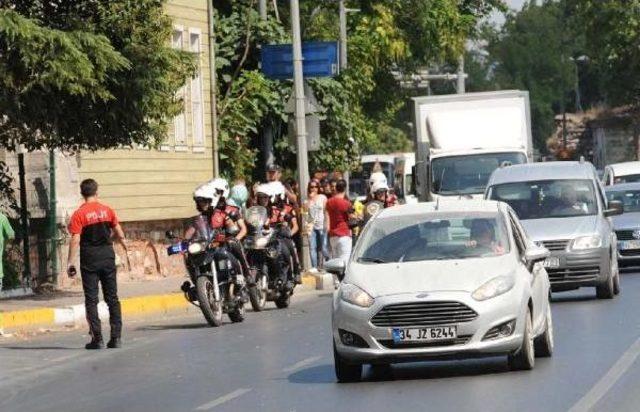 Eyüp'te Bomba Imha Robotu Ile Şüpheli Çantaya Müdahale