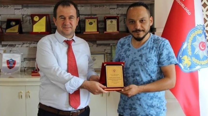 Emniyet M&uuml;d&uuml;r&uuml; Tezsever&rsquo;e Plaket