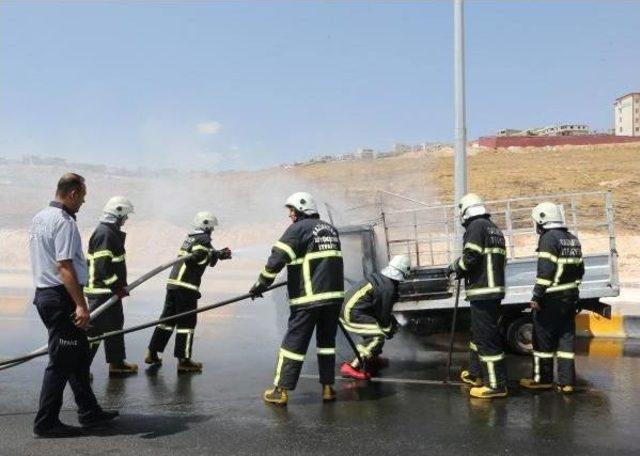 Gaziantep’Te Seyir Halindeki Kamyonet Alev Aldı