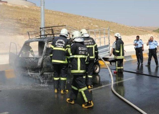 Gaziantep’Te Seyir Halindeki Kamyonet Alev Aldı