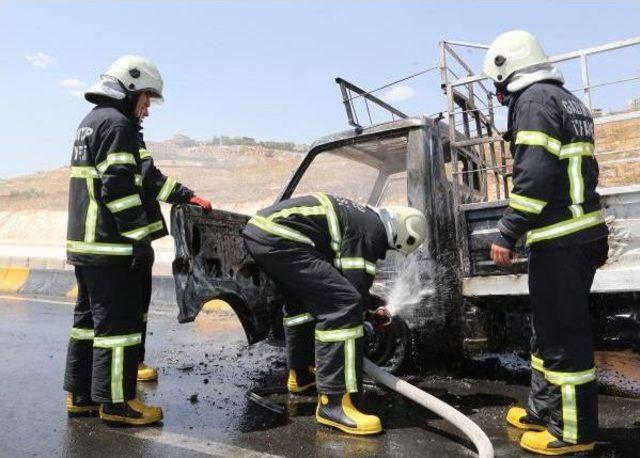 Gaziantep’Te Seyir Halindeki Kamyonet Alev Aldı