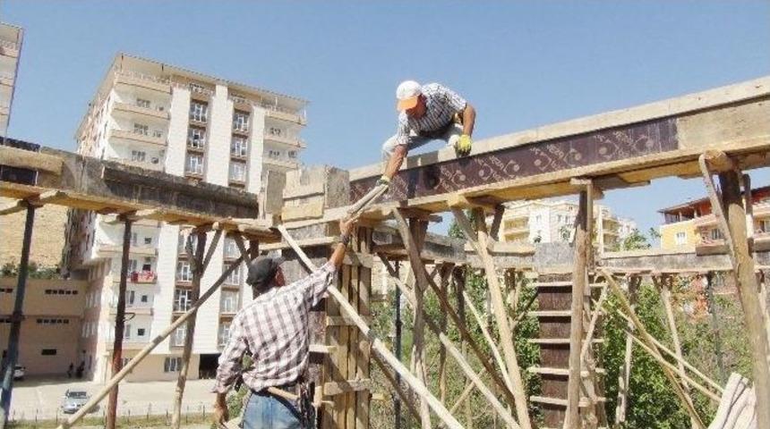 Silvan&rsquo;da İnşaatlar Tehlike Sa&ccedil;ıyor