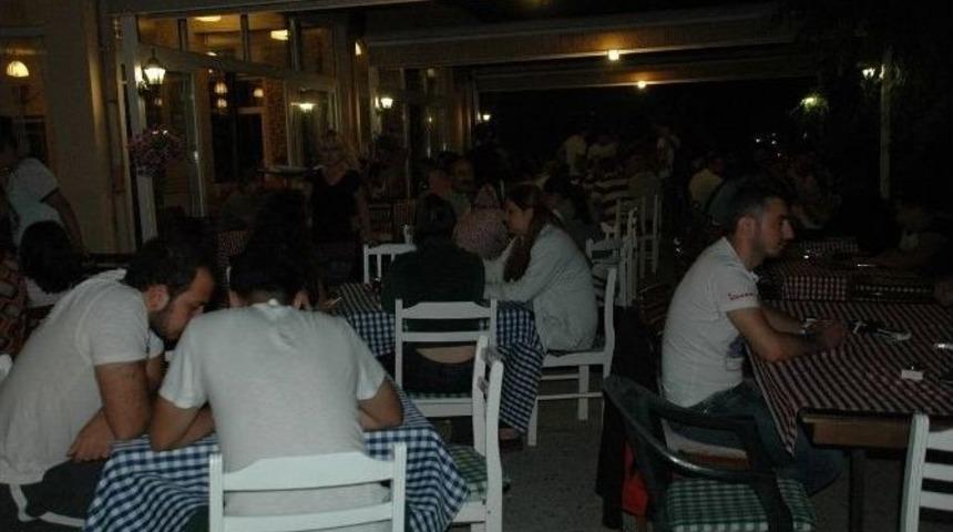 İnebolu&rsquo;da Sesi Ve M&uuml;zigiyle Dinleyenleri Mest Ediyor