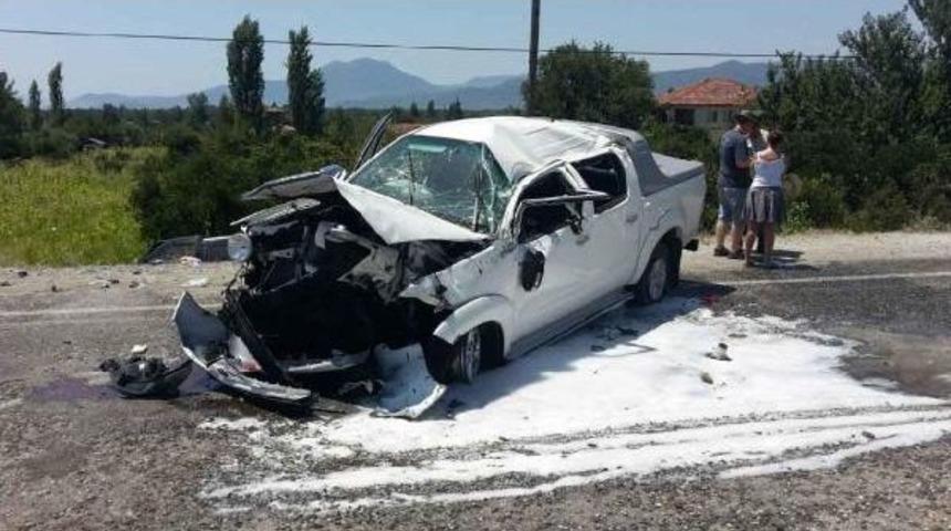 Kamyonet Ile Minib&uuml;s &Ccedil;arpıştı: 7 Yaralı