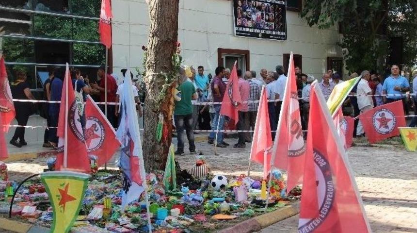 &Ouml;lenlerin Fotoğrafları Patlamanın Yaşandığı K&uuml;lt&uuml;r Merkezinin Duvarına Asıldı