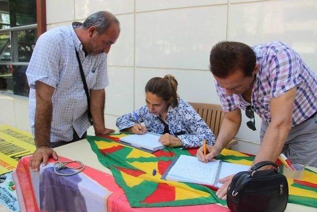 Ölenlerin Fotoğrafları Patlamanın Yaşandığı Kültür Merkezinin Duvarına Asıldı