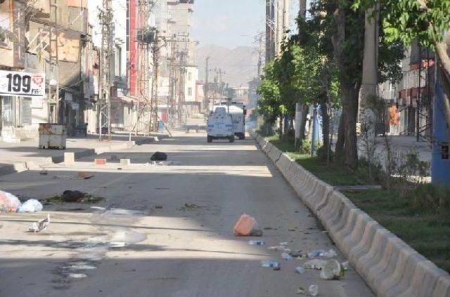 Suruç'taki Patlamada Ölen Öğretmen Yüksekova'da Toprağa Verildi (2)