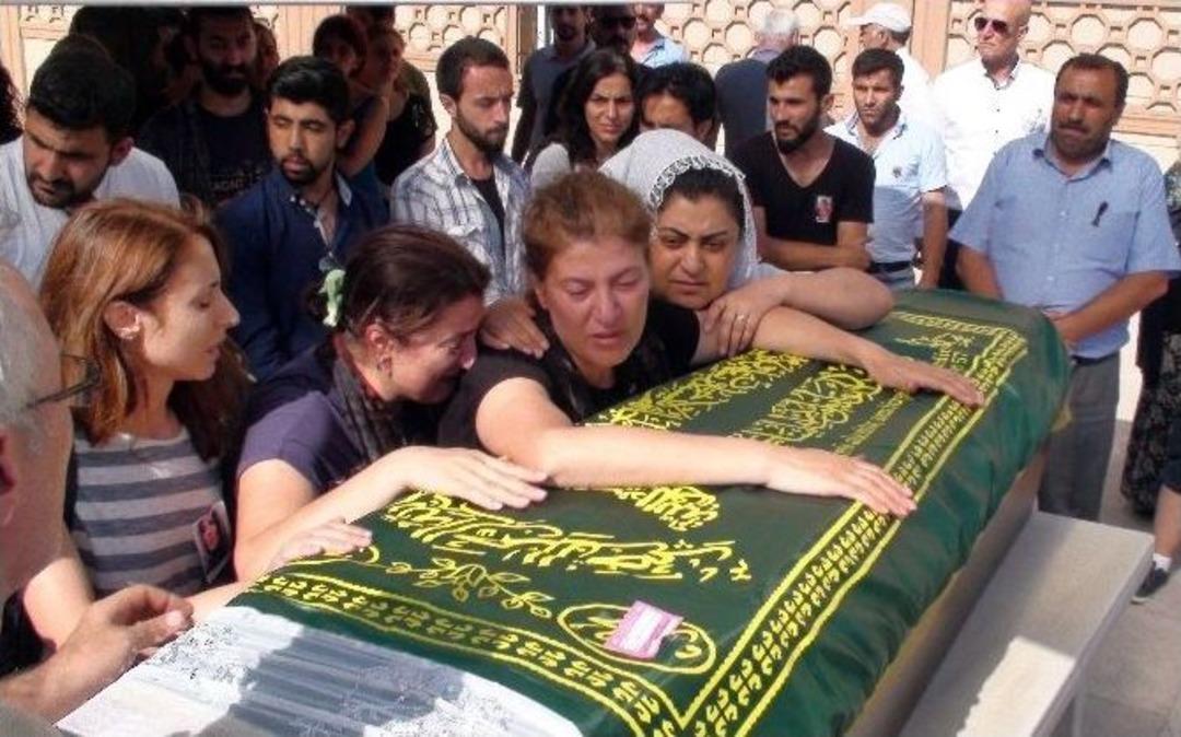 Suru&ccedil;&rsquo;taki Patlamada &Ouml;len Arkadaşlar Yan Yana Toprağa Verildi