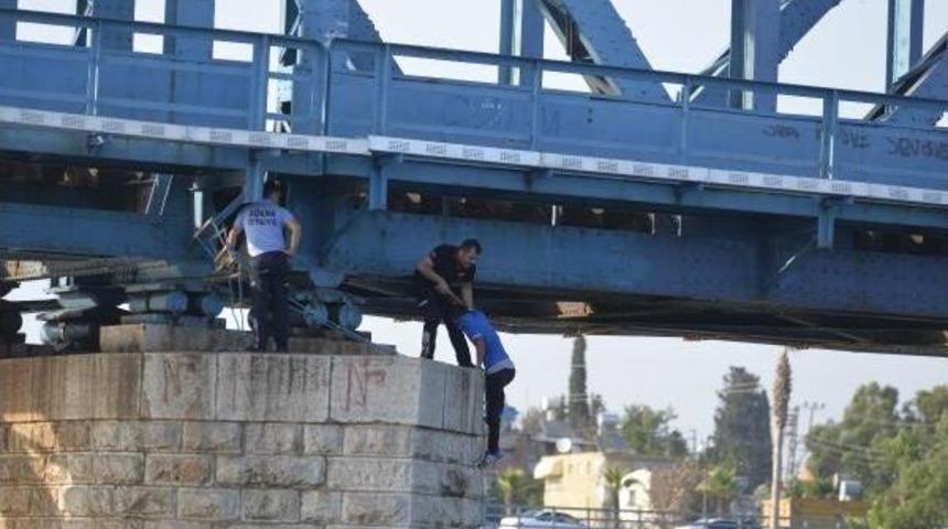 D&uuml;ş&uuml;rd&uuml;kleri Oltayı Almak Isterken Nehirde Mahsur Kaldılar