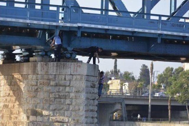 Düşürdükleri Oltayı Almak Isterken Nehirde Mahsur Kaldılar